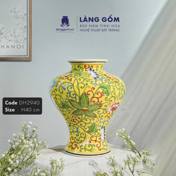 Lọ hoa vẽ tay men vàng họa tiết dây hoa